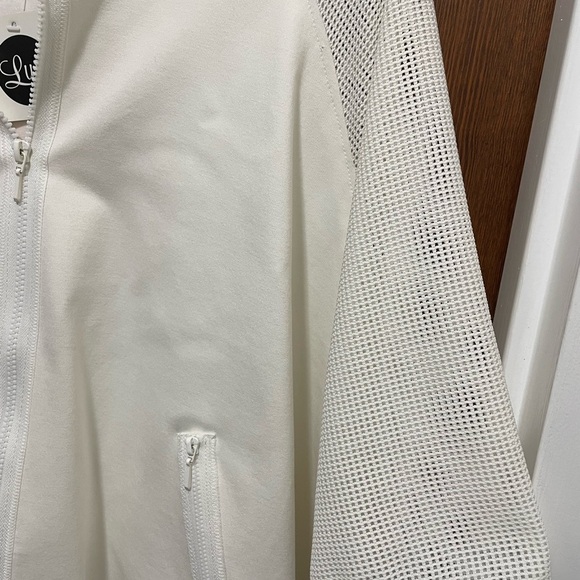 Luii & Me Inc women’s white Poncho with removable hood front zipper, size large - Picture 5 of 10